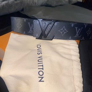 Mens’ Louis Vuitton reversible monogram belt.